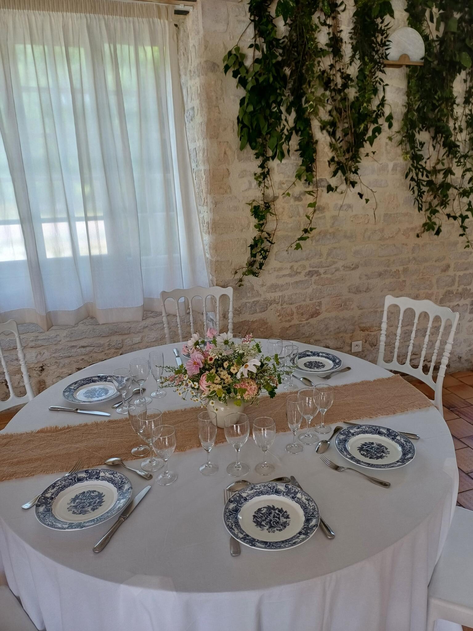 Photo des tables de cérémonies familiales au Prieuré Normandie