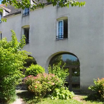 Photo du bâtiment d'hébergement et de salles de classe au Prieuré Saint-Gabriel Crédit photo : @prismirisweb.com