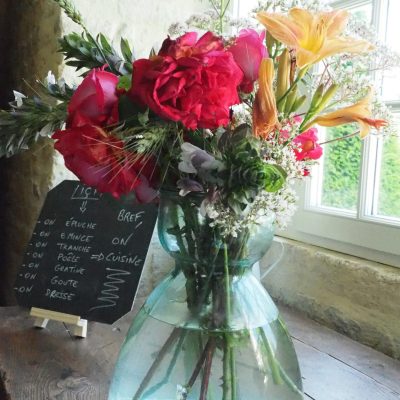 Photo des fleurs du Prieuré Saint-Gabriel Crédit photo : @prismirisweb.com