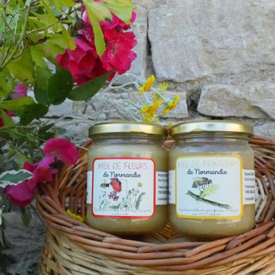 Photo des pots de miel du Prieuré Saint-Gabriel