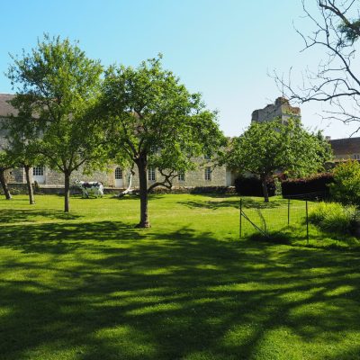 Photo du parc du Prieuré Saint-Gabriel Crédit photo : @prismirisweb.com