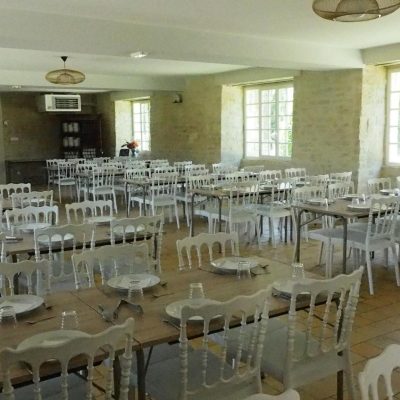 Photo de la salle de restauration au Prieuré Saint-Gabriel