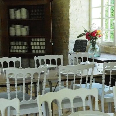 Photo de la salle de restauration au Prieuré Saint-Gabriel Crédit photo : @prismirisweb.com