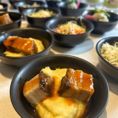 Photo des plats issus de la cuisine proposée au Prieuré Saint Gabriel